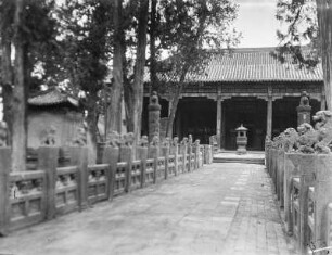 Tempelanlage : Blick auf einen Schrein in einer buddhistischen Tempelanlage