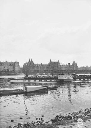 Dresden-Johannstadt. Jägerkaserne (1881, K . M. Haenel, Adam). Blick über die Elbe, im Vordergrund Personen-Seitenraddampfer "Schandau" (II)
