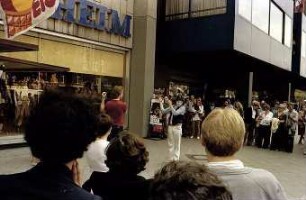 Berlin; West: Clown am Ku' Damm
