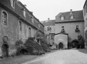 Schloss Köngisfeld (westl. Rochlitz). Schlosshof