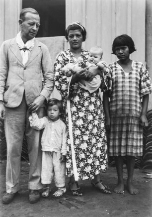Familienportrait : Ein Portrait einer Familie mit drei Kindern.