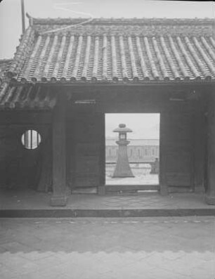 Miyajima. Torhaus, vielleicht vom Itsukushima-Schrein : Blick auf eine Steinlaterne