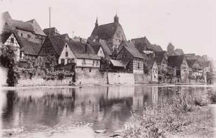 Besigheim mit Rathaus über die Enz : Besigheim. Wohnhäuser an der Enz. Blick vom linken Ufer nach Osten zum Rathaus (1459)