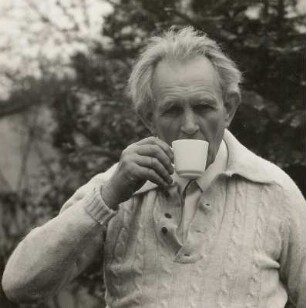 Porträt des Malers Otto Niemeyer-Holstein, wahrscheinlich auf Usedom aufgenommen, mit Kaffeetasse