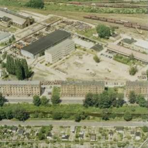 Dresden-Friedrichstadt. Emmerich-Ambroß-Ufer. Kleingartenanlage, Weißeritz, Wohnhäuser (ehem. Eisenbahnersiedlung) und Anlagen des Bahnhofs Dresden-Friedrichstadt. Luftbild-Schrägaufnahme von Südsüdwesten