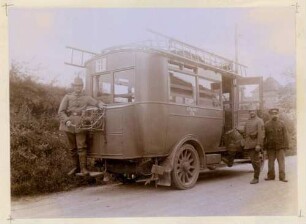 Foto eines als Bauwagen genutzten Omnibusses der Firma Saurer