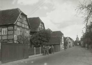 Wiederau, Dorfstraße : Wiederau. Dorfstraße. Blick zur Dorfkirche