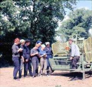 Auszubildende der Betriebsberufsschule Schwechow des VEG Pritzier bei der Einweisung in eine Landmaschine