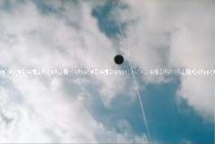 Blick in den Himmel mit einem fliegenden Ball (Altersgruppe bis 14)