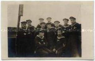 Matrosen der kaiserlichen Marine an Deck eines Schiffes (Prinz Sigismund?)