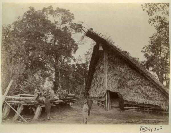 Maison des Ao, derrière la plate-forme