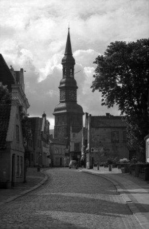 Tönning: Straße mit Kirche