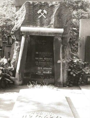 Grabmal für den Bergbauinspektor Otakar Novák : Grabmal für den Bergbauinspektor Otakar Novák (1860-1912). Sandstein (?). Prag-Vinohrady, Friedhof Vinohrady
