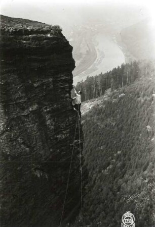 Böhmische Schweiz, Elbtal, rechtes Ufer (Labské údolí, Pravý břeh). Kastenturm (Skříň). Seilschaft Paul Schöne an der Nordostkante des Alten Weges (VIIa)