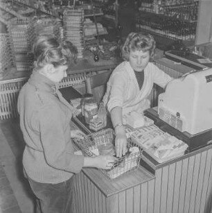 Dresden-Altstadt. Gewandhausstraße (1957-1958; H. Terpitz, G. Dettmar, H. Zimmermann). Lebensmittelladen "Hol fix". Kundin an der Kasse