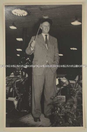 Der Journalist Hermann Pirich als Dirigent mit einem Taktstock in der Hand