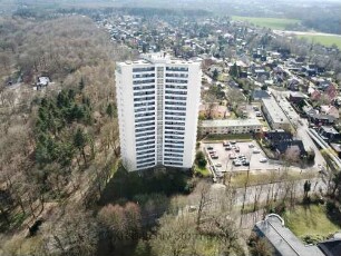 Reinbek: Luftbild des Sachsenwald-Hochhauses in Richtung Süden, dahinter Stadtteil Hinschendorf