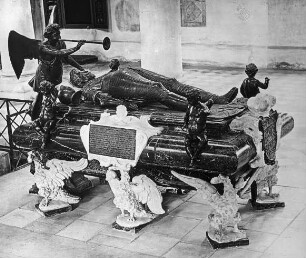 Heilsbronn, ehem. Zisterzienserklosterkirche, Tumba des Markgraf Joachim Ernst, 1630 beschädigt, 1711 von Friedrich Mauger wiederhergestellt und ergänzt; Abraham Graß