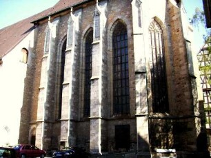 Stadtkirche - Chor von Süden mit Strebepfeilern sowie Maßwerkfenstern (gotische Manier)