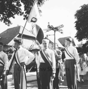 Kindervogelschießen: Umzug: Kurparkallee: Spitzengruppe mit Fahne der Neuen Stadtschule und Vogel: hinten rechts Mädchen mit Blumenkrone, 7. Juli 1959