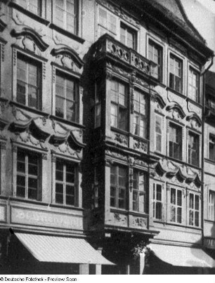 Bautzen, Reichenstraße 5. Wohnhaus mit Laden (nach 1720). Teilansicht der Fassade mit Erker