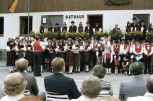 Bernau: Standarte des Musikvereins Bernau mit Trachtenkapelle, von den Zuschauern aus