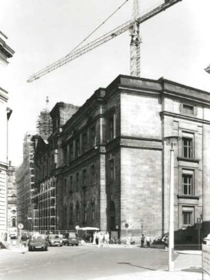 Dresden-Altstadt, Augustusstraße 2. Ständehaus (1901-1907; P. Wallot). Substanzsicherung / Wiederaufbau Dach. Gerüstaufbau am Südflügel. Blick nach Nordwest in die Augustusstraße