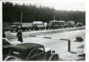 Fahrzeug-Überprüfungen am Kontrollpunkt Nowawes