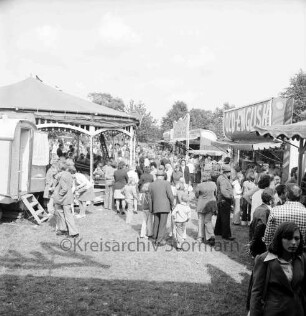 Volks- und Schützenfest: Schützenverein Sprenge und Umgebung e.V.: Festplatz mit Buden und Besuchern