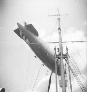 D-LZ 129 "Hindenburg" : Blick von Bord der "Monte Rosa" auf Luftschiff D-LZ 129 "Hindenburg" (letzte Atlantik-Reise der Hindenburg)