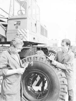 Gütekontrolleure für den Eisenbahndrehkran des VEB Schwermaschinenbau S. M. Kirow Leipzig auf dem Prüfgelände