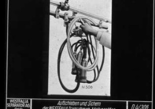 Aufschieben und Sichern des Westfalia Tragrahmen Melkgerätes