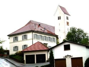 Ansicht von Nordosten mit Kirche (Romanische Gründung-Neubau 1791) im Kirchhof in erhöhter Lage am Ortsrand