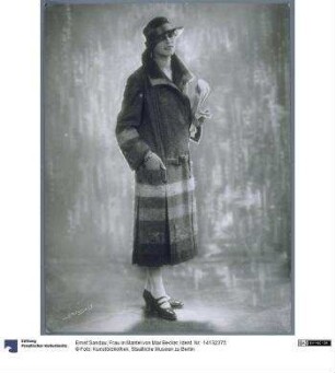 Frau in Mantel von Max Becker