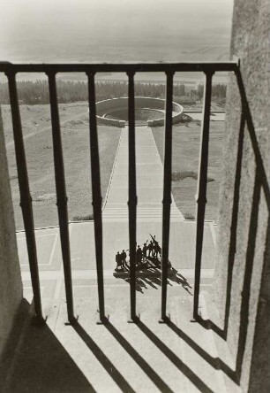 Weimar. Nationale Mahn- und Gedenkstätte Buchenwald auf dem Ettersberg. Blick vom Turm nach Süden auf Denkmal, Treppe und östliches Ringgrab
