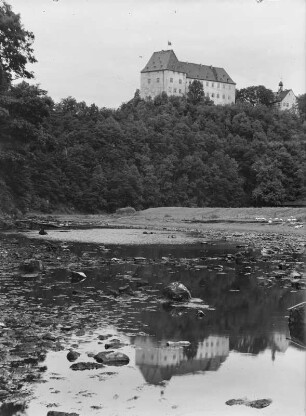 Burgk. Blick von der Saale zum Schloss Burgk
