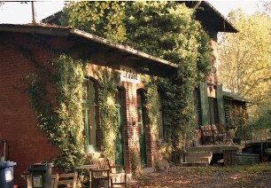 Am Bahnhof: Gebäude der ehemaligen Bahnstation auf der Strecke Bad Oldesloe - Elmshorn