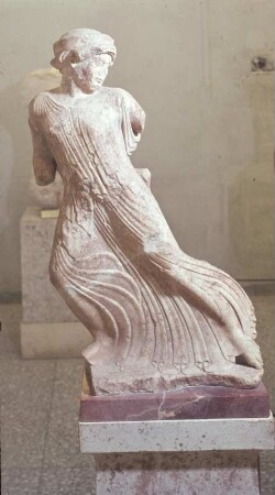 Eleusis. Weibliche Giebelfigur, sog. Laufendes Mädchen : Eleusis. Archäologisches Museum. Weibliche Giebelfigur, sog. Laufendes Mädchen, um 485 v. Chr. P