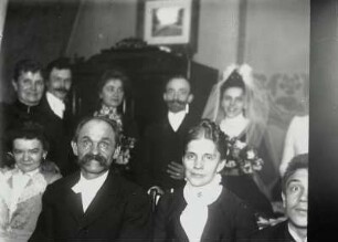 August und Wilhelmine Helas auf der Hochzeitsfeier ihrer Tochter Frida mit dem Kaufmann Oswald Langrock