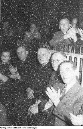 Dresden, Rede von Prof. Hanns Eisler gegen die Außenpolitik der USA anlässlich der Aufführung des nordkoreanischen Films "Pestflöhe", Reproduktion: Moskau, Josef Stalin und Maxim Gorki, April 1952