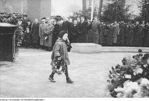 Dresden, 36. Jahrestag der Oktoberrevolution, Kranzniederlegung am Ehrenmal, Festakt, November 1953