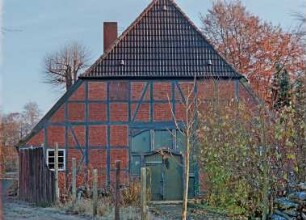 Höltenklinken: Klinken 7: traufständiges Fachwerkhaus: Giebelseite Wirtschaftstrakt mit Scheunentor: davor Zufahrt, Zaun