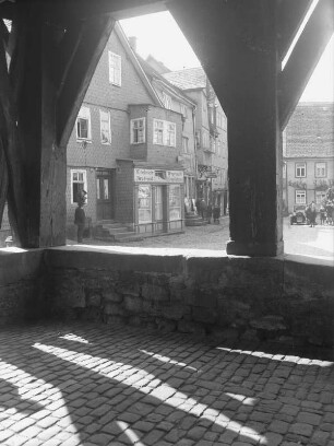 Michelstadt, Markt : Michelstadt. Blick durch die Erdgeschoßhalle des Rathauses zum Markt mit Bäckerei Friedrich Weprauch