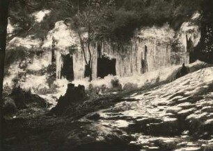 Sächsische Schweiz. Wasserfallartige Eisbildungen durch austretendes Sickerwasser an Schichtfugen des Sandsteins