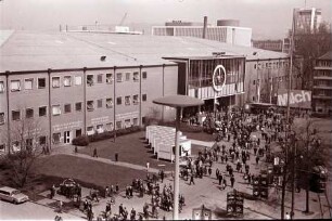 Basel: Blick von der neuen Messehalle auf Rundbau