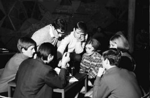 Freiburg: Haus der Jugend; diskutierende Jugendgruppe im Haus der Jugend