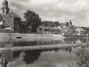 Kitzingen, Satdtansicht : Kitzingen. Stadtansicht mit ehemaliger Ursulinerinnenklosterkirche. Blick über den Main von Südosten