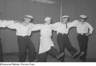Tanzende, sowjetische Marinesoldaten einer Kulturveranstaltung der HO Industriewaren Leipzig-Stadt im Rahmen des Monats der Deutsch-Sowjetischen Freundschaft