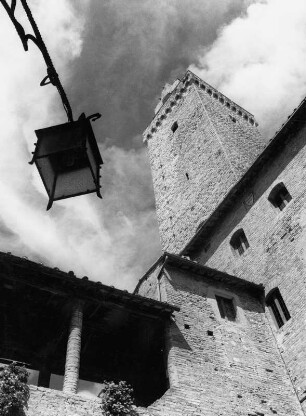 Hof des Rathauses von San Gimignano mit Turm