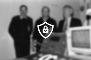 Ordnungsamt: Kreisleitstelle: Erneuerung von Computersystem: Besichtigung durch Landrat [Name maskiert] Leitstellen-Mitarbeiter Ernst-Günter Schütz und [Name maskiert] 27. Oktober 1998